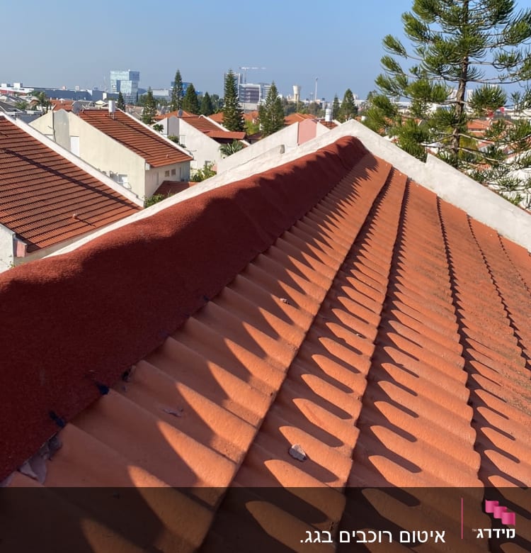 גג רעפים אדום עם צללים ברורים בשמש